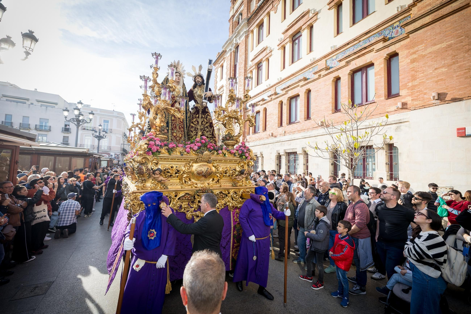 Imágenes de la salida de Afligidos en la Semana Santa de Cádiz 2025