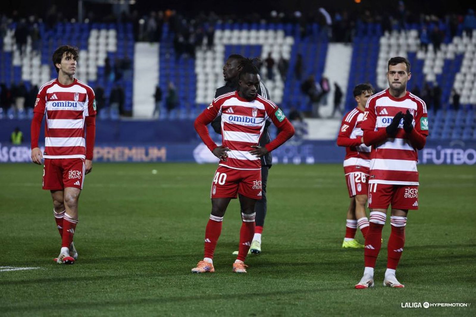Diocou, cabizbajo tras la derrota, agradeciendo el apoyo de los aficionados desplazados a Butarque
