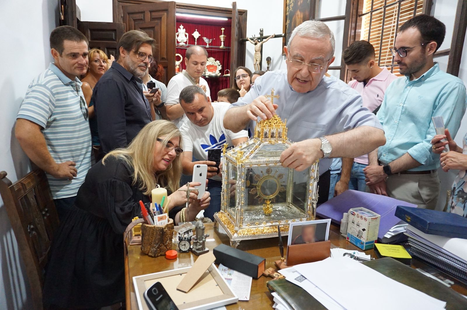 Pérez Moya muestra a los alumnos la  custodia de farol atribuida a Enrique de Arfe.