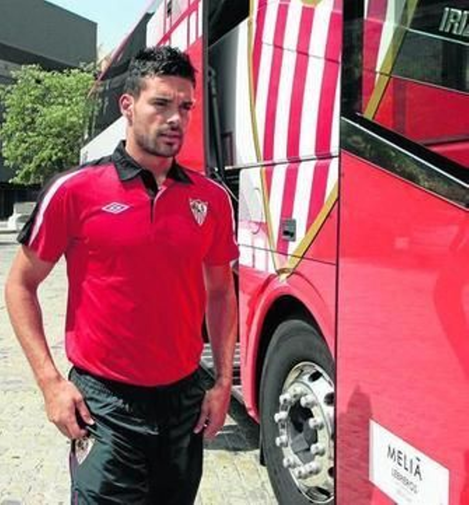 Botía se dispone a montarse en el autobús del Sevilla para volar hasta Maguncia con el equipo.