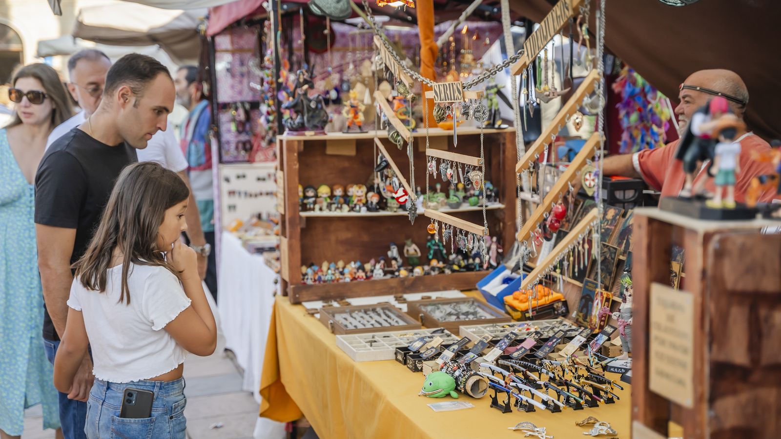 Muchas personas pasarán este fin de semana por el Mercadillo.