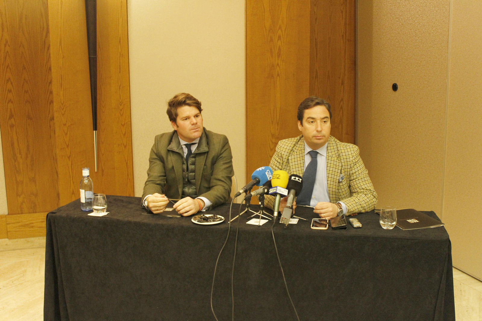 El empresario taurino José María Garzón (d) junto al gerente de la gestora, Javier Lozano.