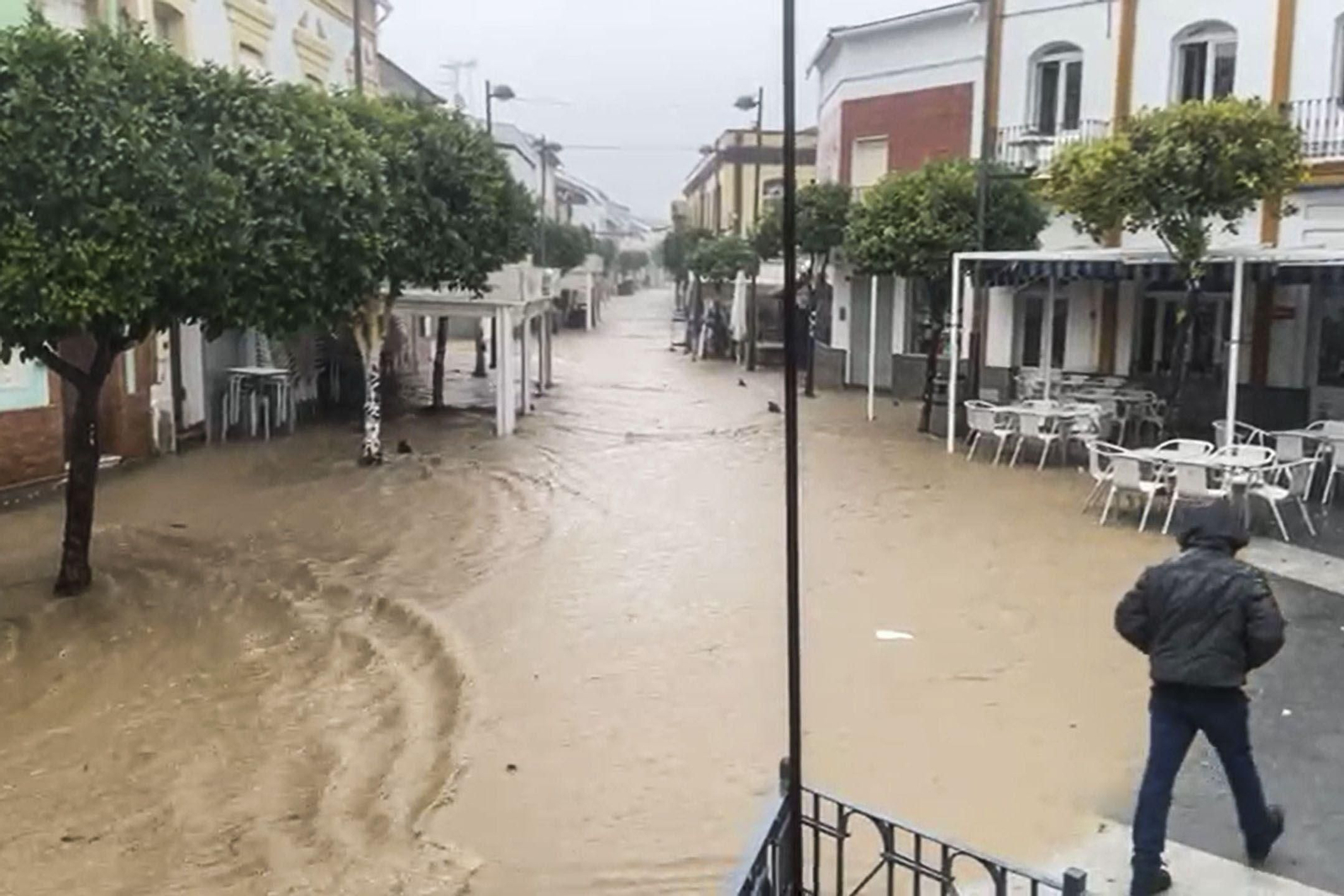 Vista de la localidad onubense de Nerva, donde las intensas lluvias  de la borrasca Claudia  han provocado este sábado el desbordamiento del barranco de Santa María.