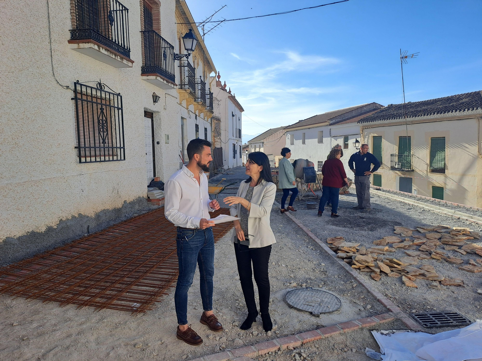 La subdelegada del Gobierno en Granada y el alcalde de Moclín, en una visita a obras financiadas por el PFEA
