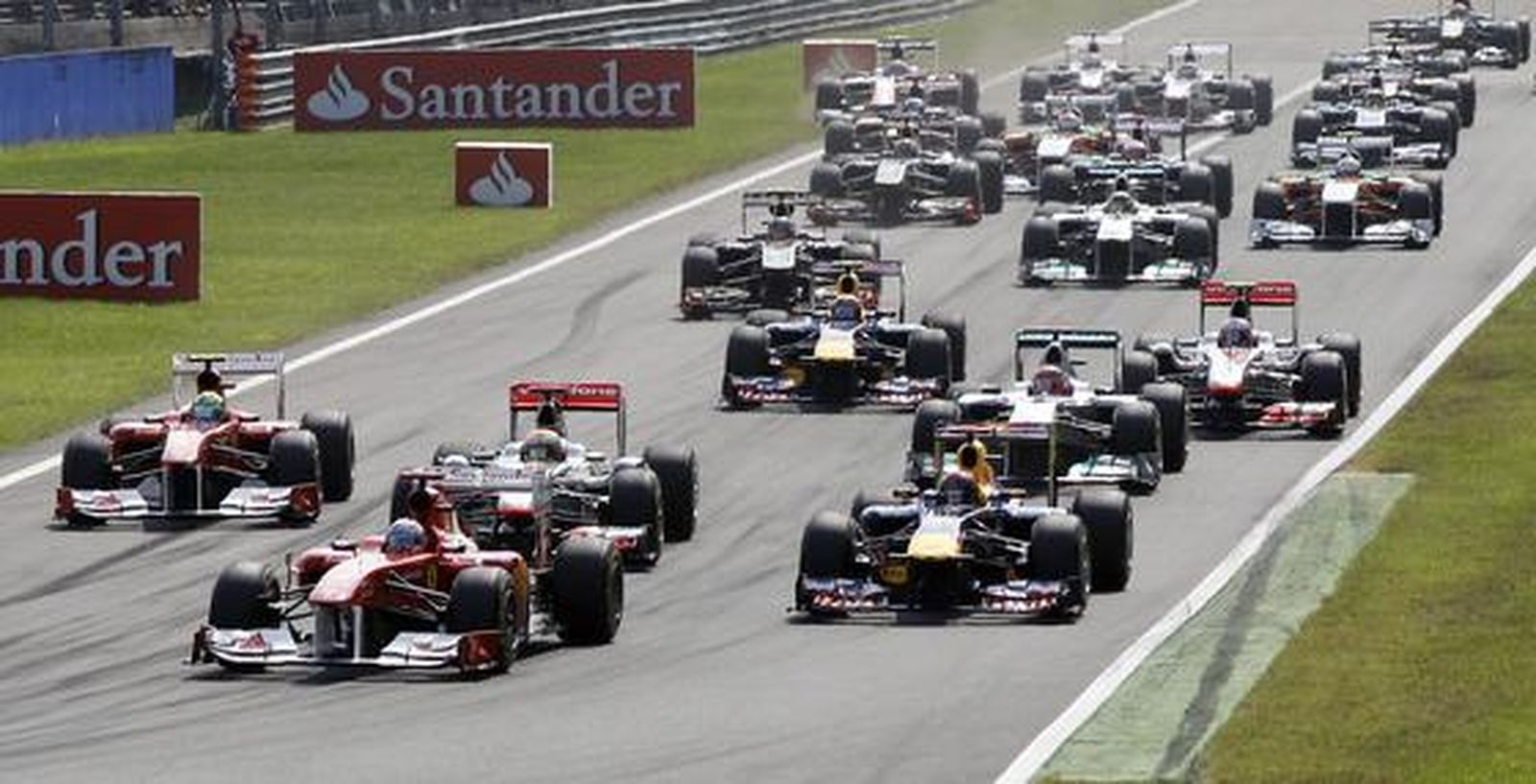 Vettel también gana en Monza y Alonso acaba tercero tras llegar a liderar la carrera. / Reuters