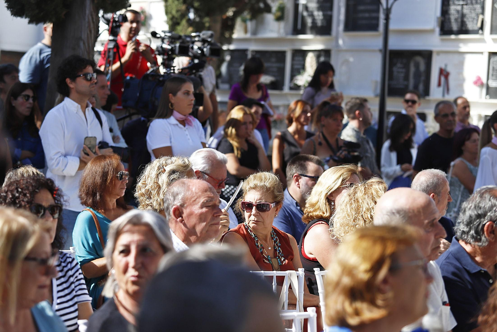 Imágenes del homenaje a Jesús Quintero con el descubrimiento de una escultura de Elías Rodríguez Picón