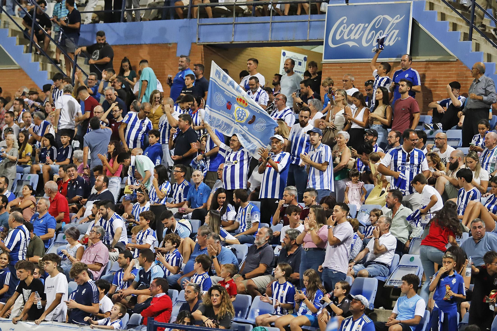 Ambiente en el Recre-Málaga, uno de los partidos con mejor entrada en el Nuevo Colombino.