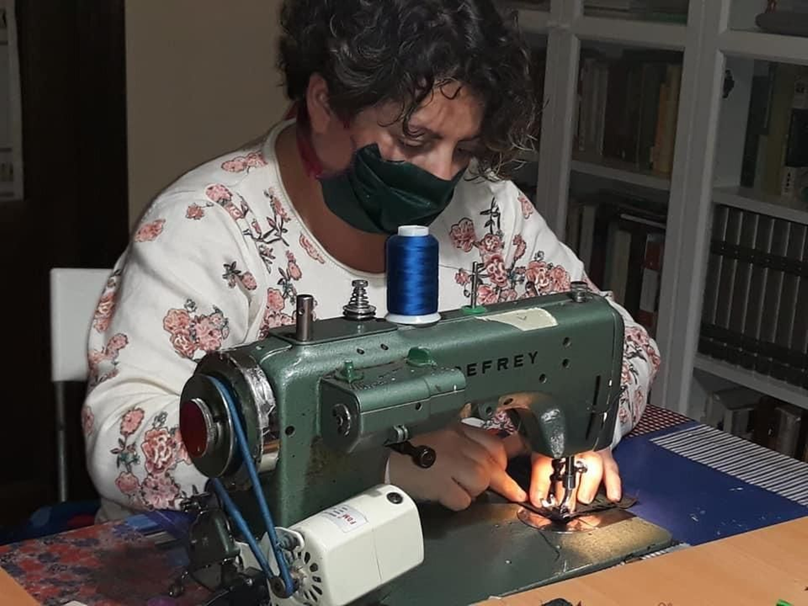 Rosa Villa, en plena faena de elaborar mascarillas.
