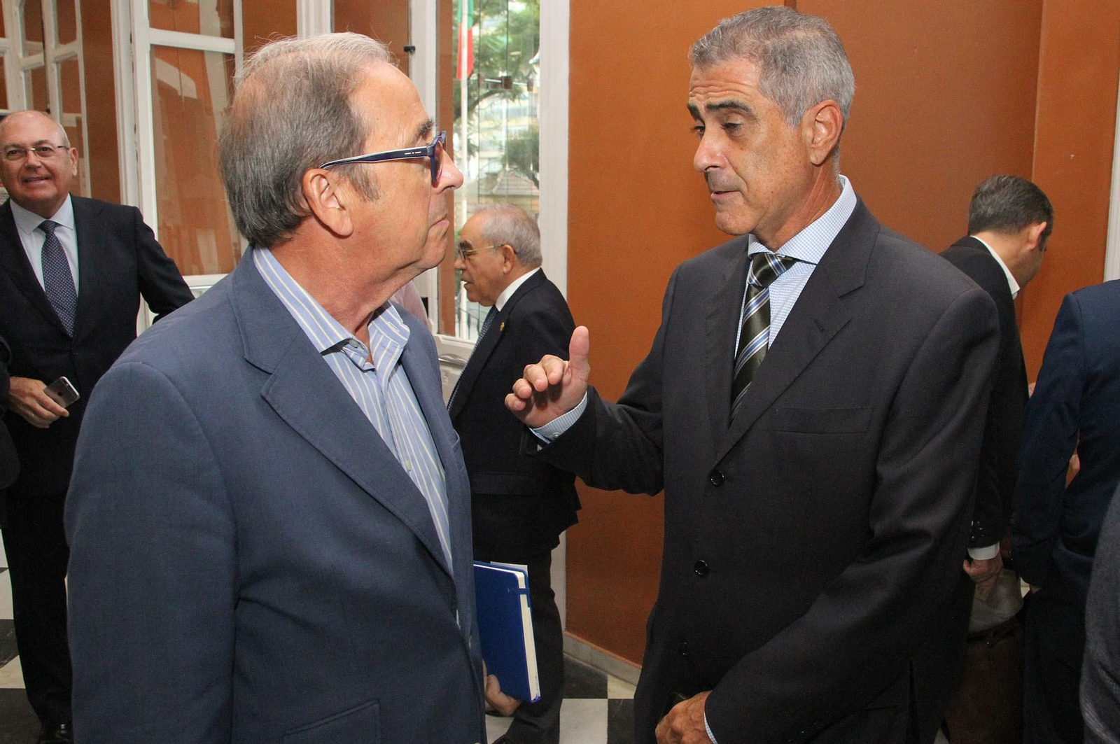 Imágenes de la conferencia y desayuno-coloquio de Gabriel Cruz, alcalde de Huelva