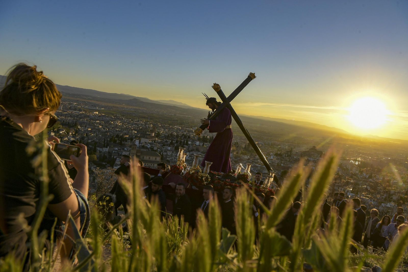 Galería: La Estrella sube en vía crucis al Cerro de San Miguel