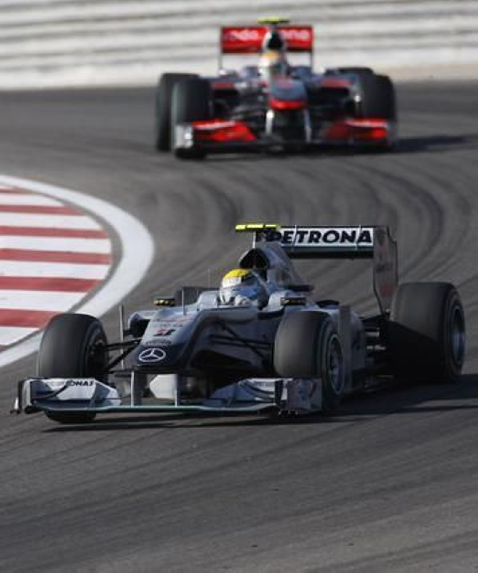 Fernando Alonso gana su primera carrera como piloto de Ferrari en Bahrein. / Reuters