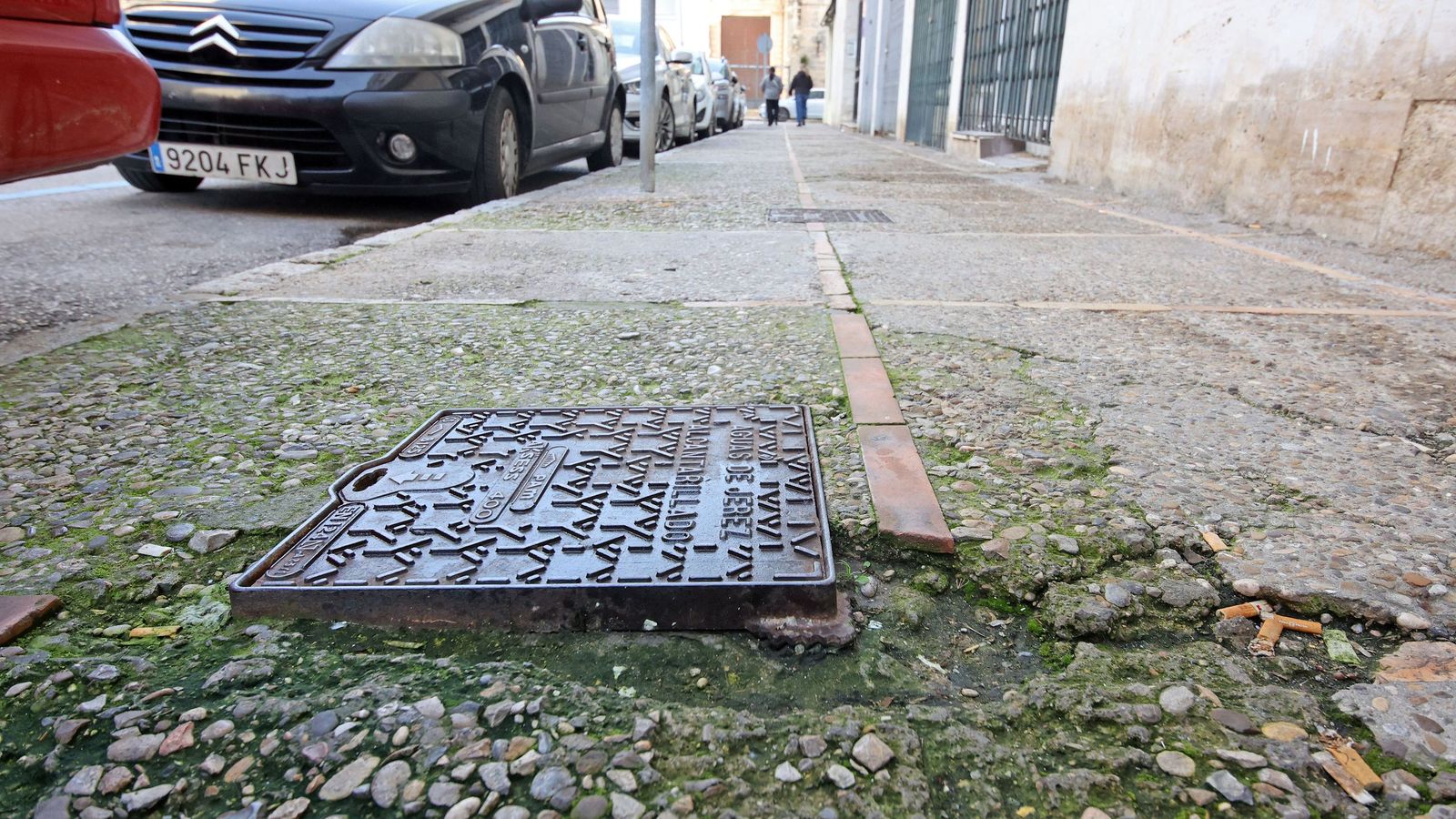 Imagen de mal estado del acerado de la calle Descalzos.