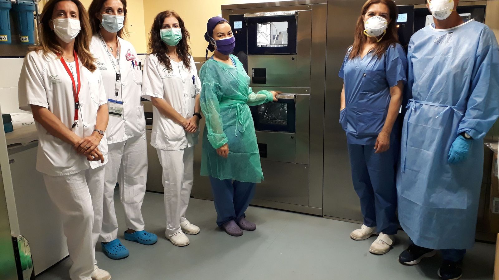 Profesionales de enfermería junto a las dos mandos intermedios, médica y enfermera, en la zona de limpio donde hay 4 lavadoras y una esterilizadora.