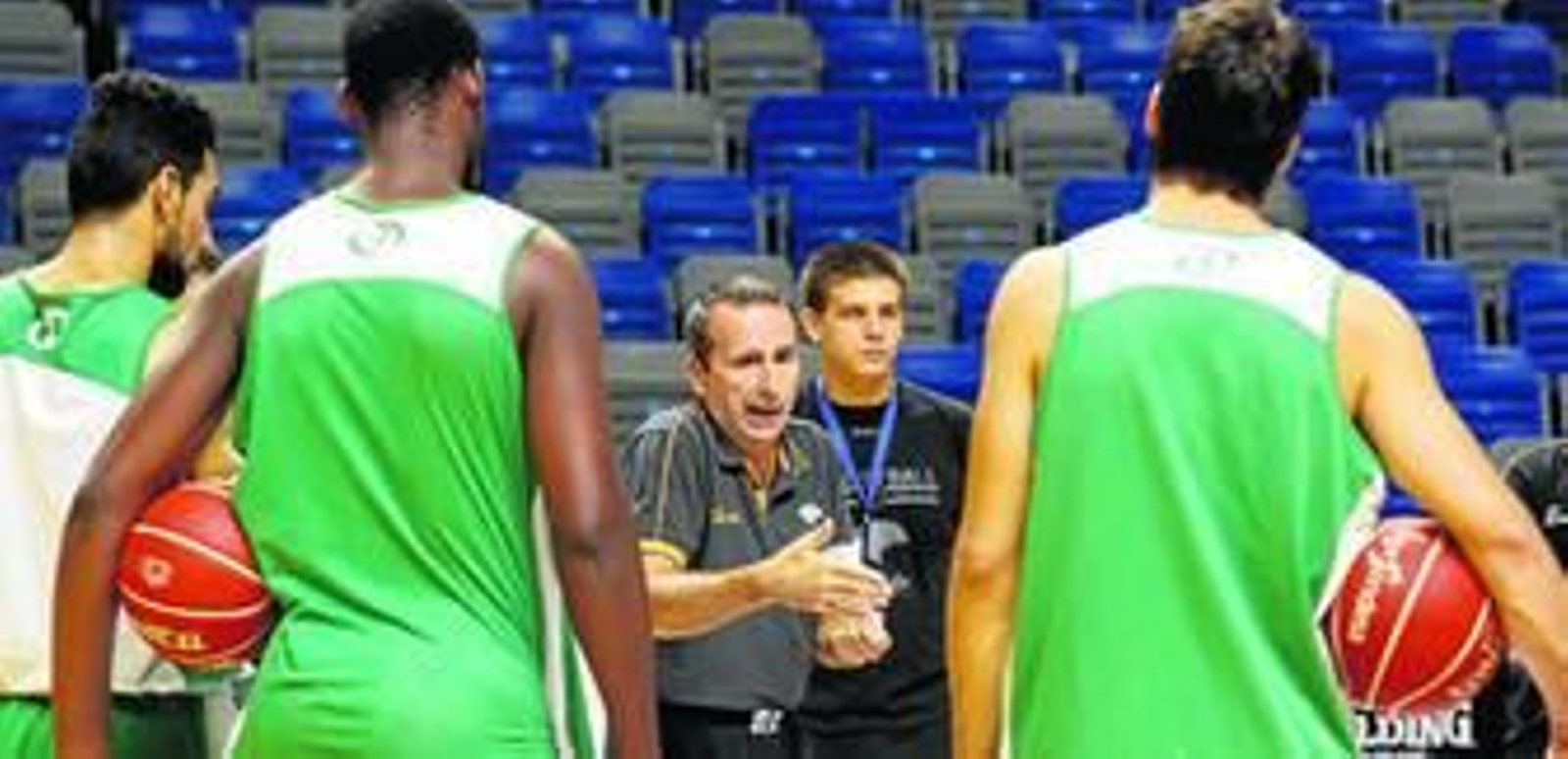 Plaza da indicaciones a sus pupilos en el entrenamiento de ayer.