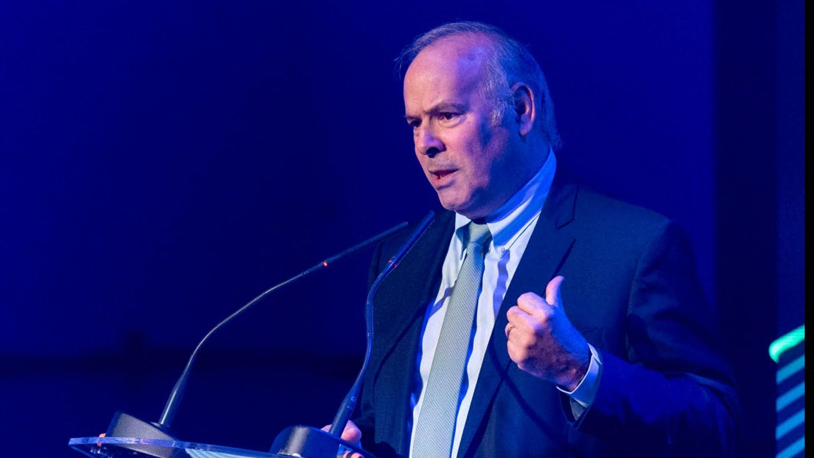 Para el CEO de Iberdrola, Ruiz-Tagle, los coches eléctricos ofrecen una oportunidad para independizarnos de los combustibles de origen fósil.