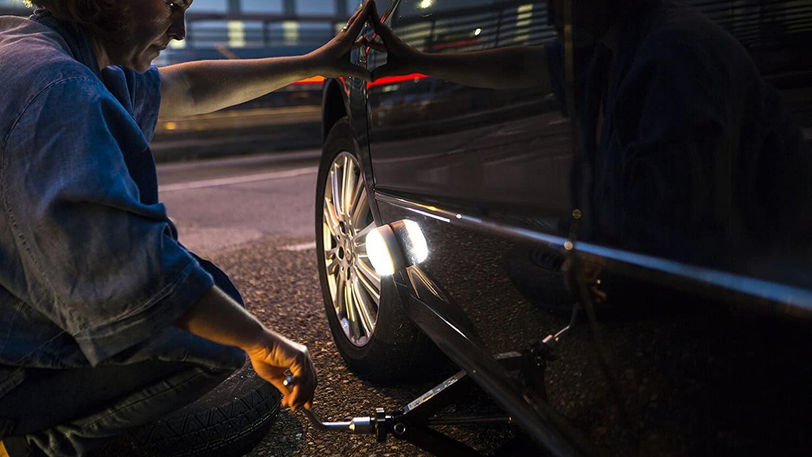 La baliza puede utilizarse incluso como fuente de iluminación durante una reparación o un pinchazo.