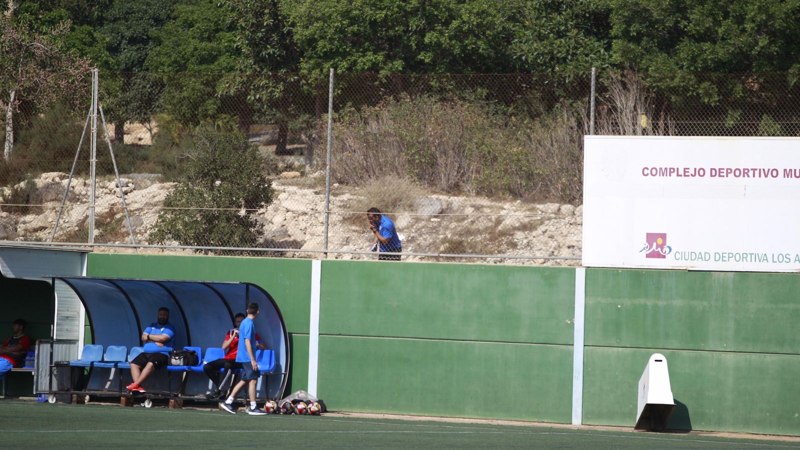 Carlos Hinojo, expulsado, vivió el partido fuera de las instalaciones
