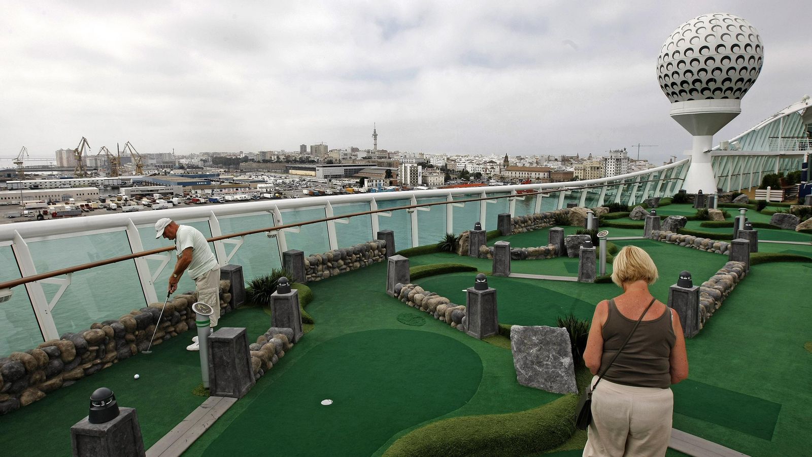 Estos cruceros a ninguna parte no contemplan tocar tierra desde su salida hasta el fin del trayecto