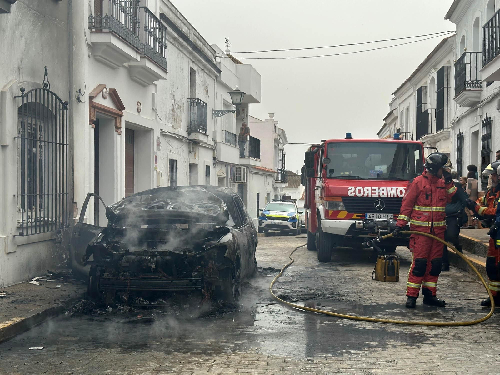 Alarma vecinal en Cartaya por el incendio de un coche: así han sofocado las llamas Policía Local, Guardia Civil y Bomberos