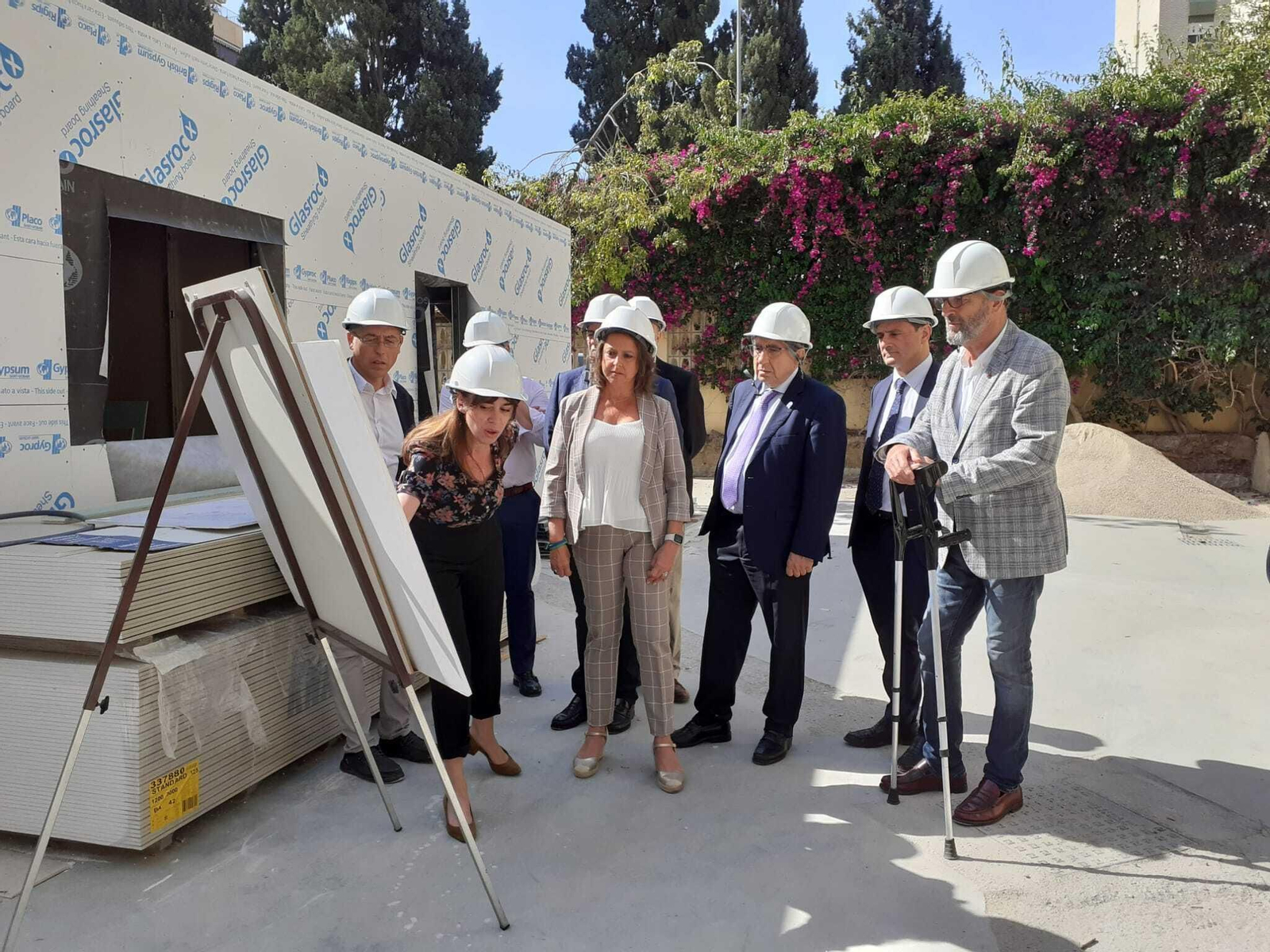 La consejera de Salud, el rector de la UMA, el alcalde y otras autoridades en su visita a la obra. La consejera de Salud, el rector de la UMA, el alcalde y otras autoridades en su visita a la obra.