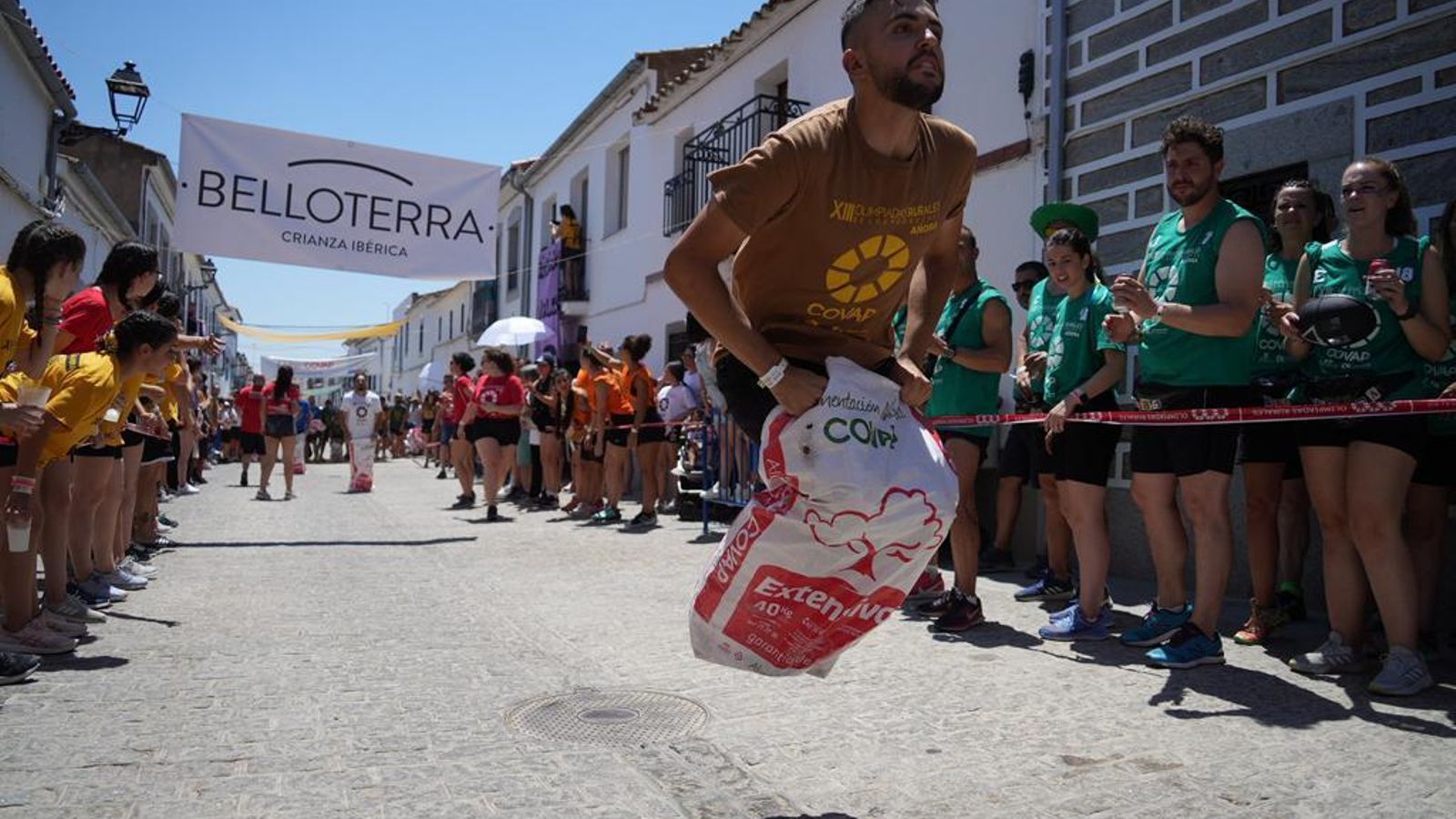 Un participante vuela en la carrera de sacos. Un participante vuela en la carrera de sacos.