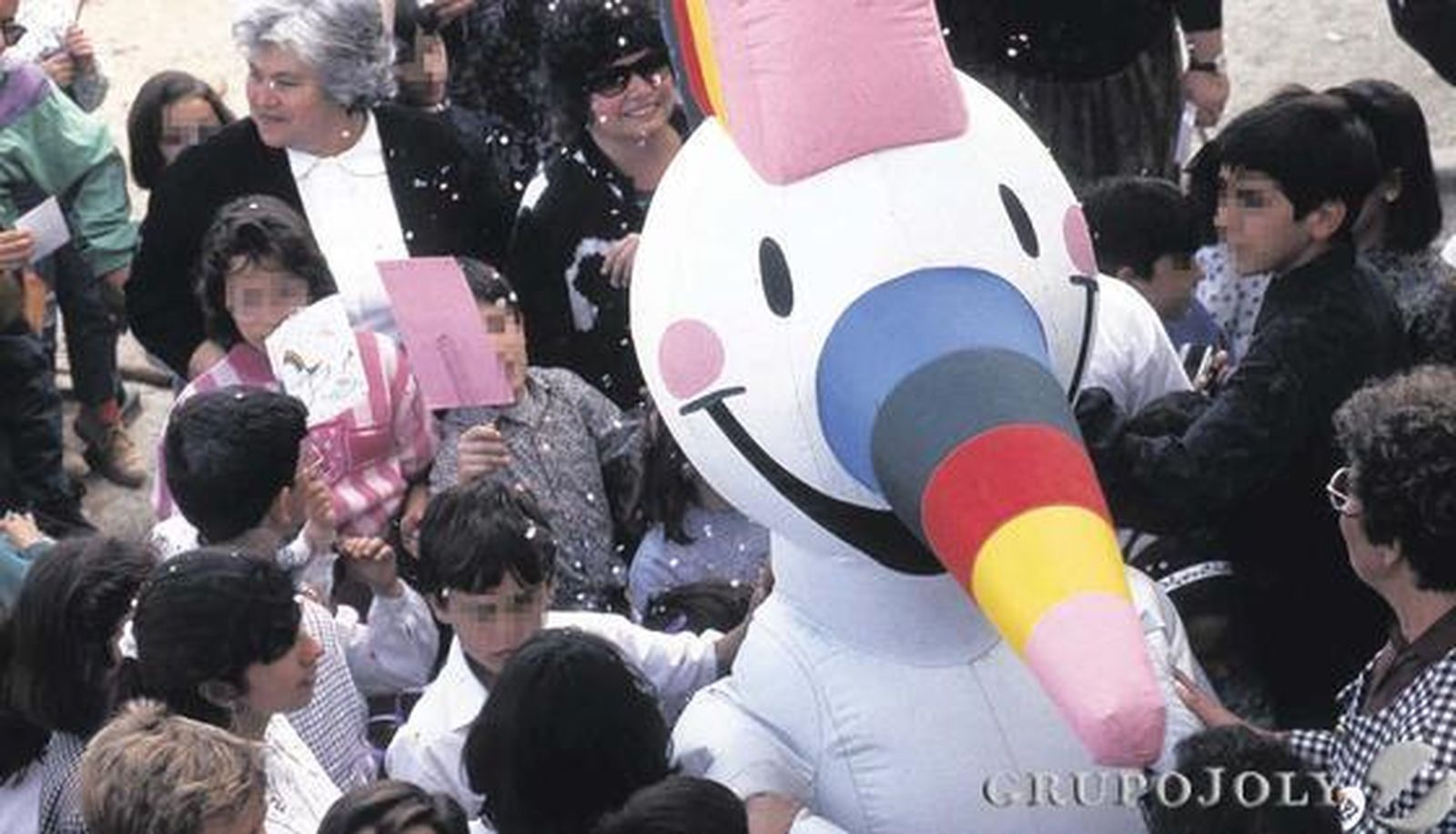 La mascota oficial, el popular 'Curro', diseñada por Heinz Edelmann. La cresta y el pico tenían los colores del arco iris.