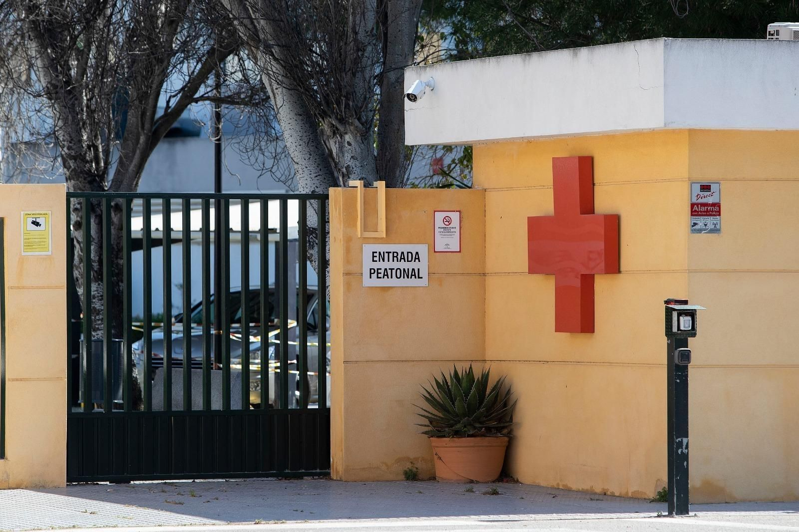 Acceso a la residencia  de Cruz Roja en San Fernando.