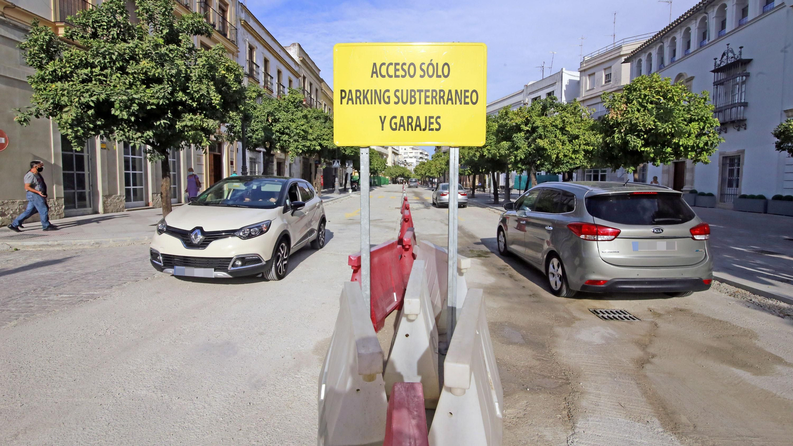Dos vehículos en el acceso a la calle Corredera desde Angustias.