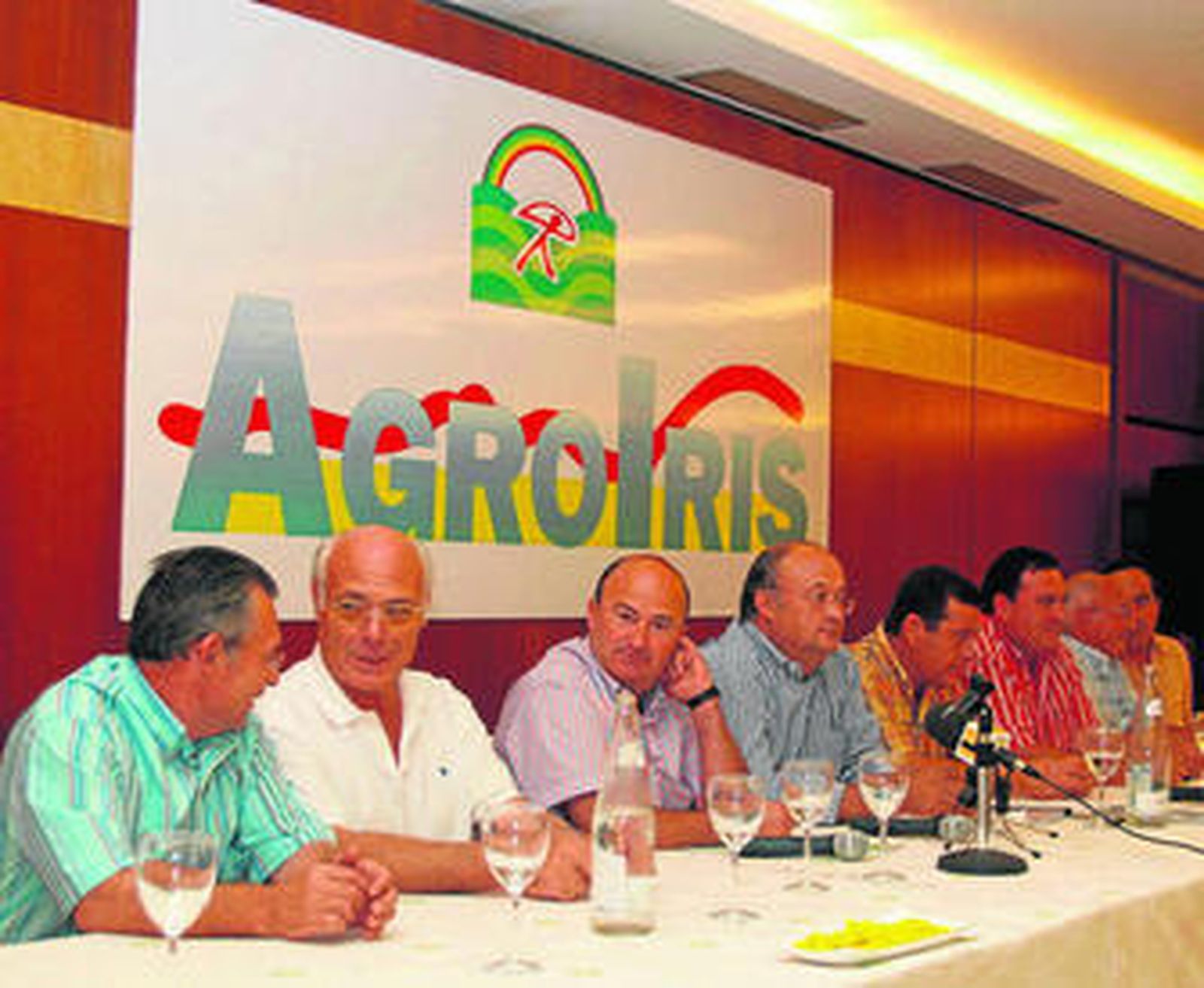 Juan Antonio Díaz Planelles, director comercial de Agroiris, en el centro de la imagen.