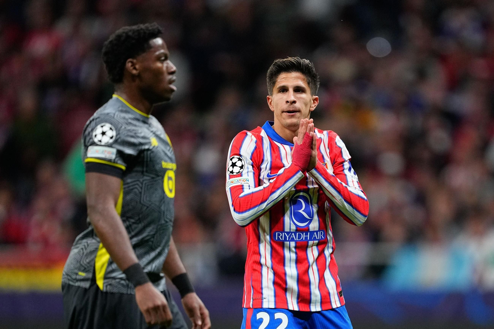 Giuliano Simeone, el hijo del entrenador, implora antes de lanzar el penalti Jonathan David.