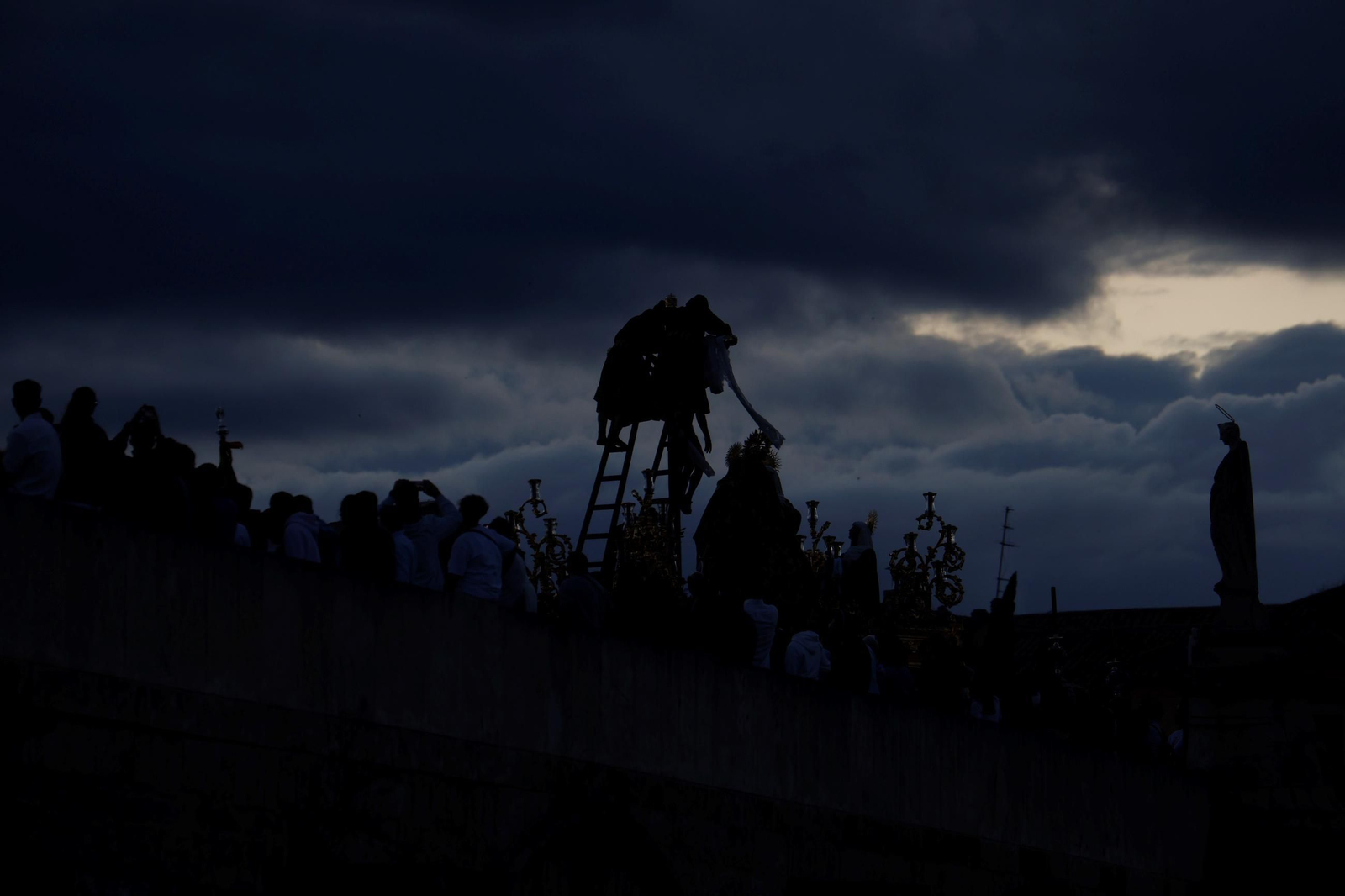 La procesión del Descendimiento en este Viernes Santo de Córdoba, en imágenes