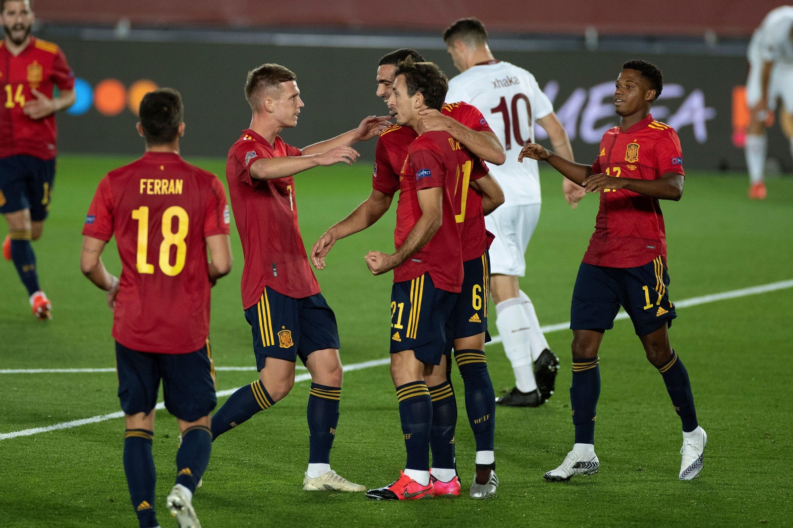 Merino, Dani Olmo, Ansu Fati y Ferrán acuden a felicitar a Oyarzabal tras su gol frente a Suiza.