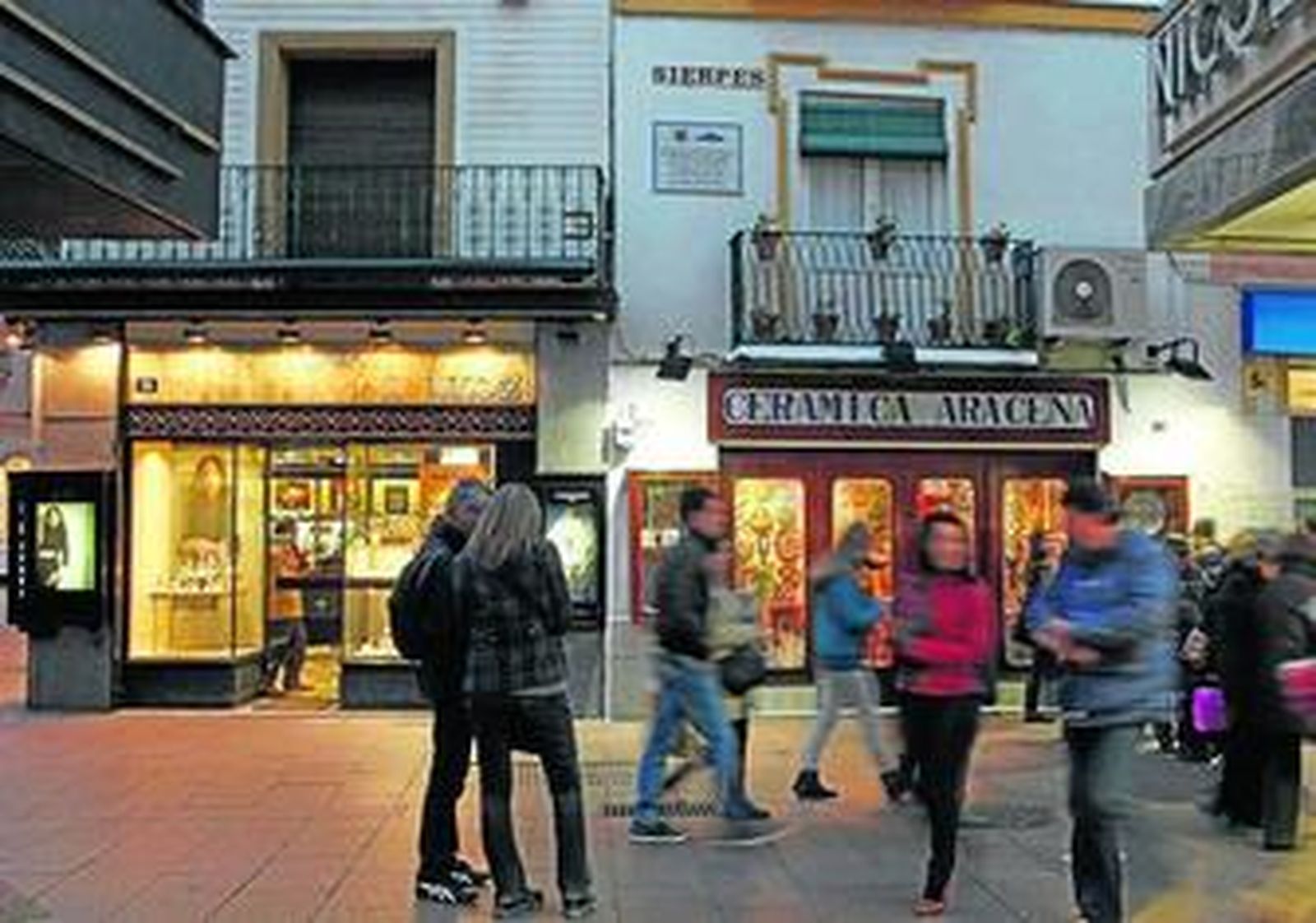 La placa de hermanamiento colocada bajo el letrero de Sierpes.