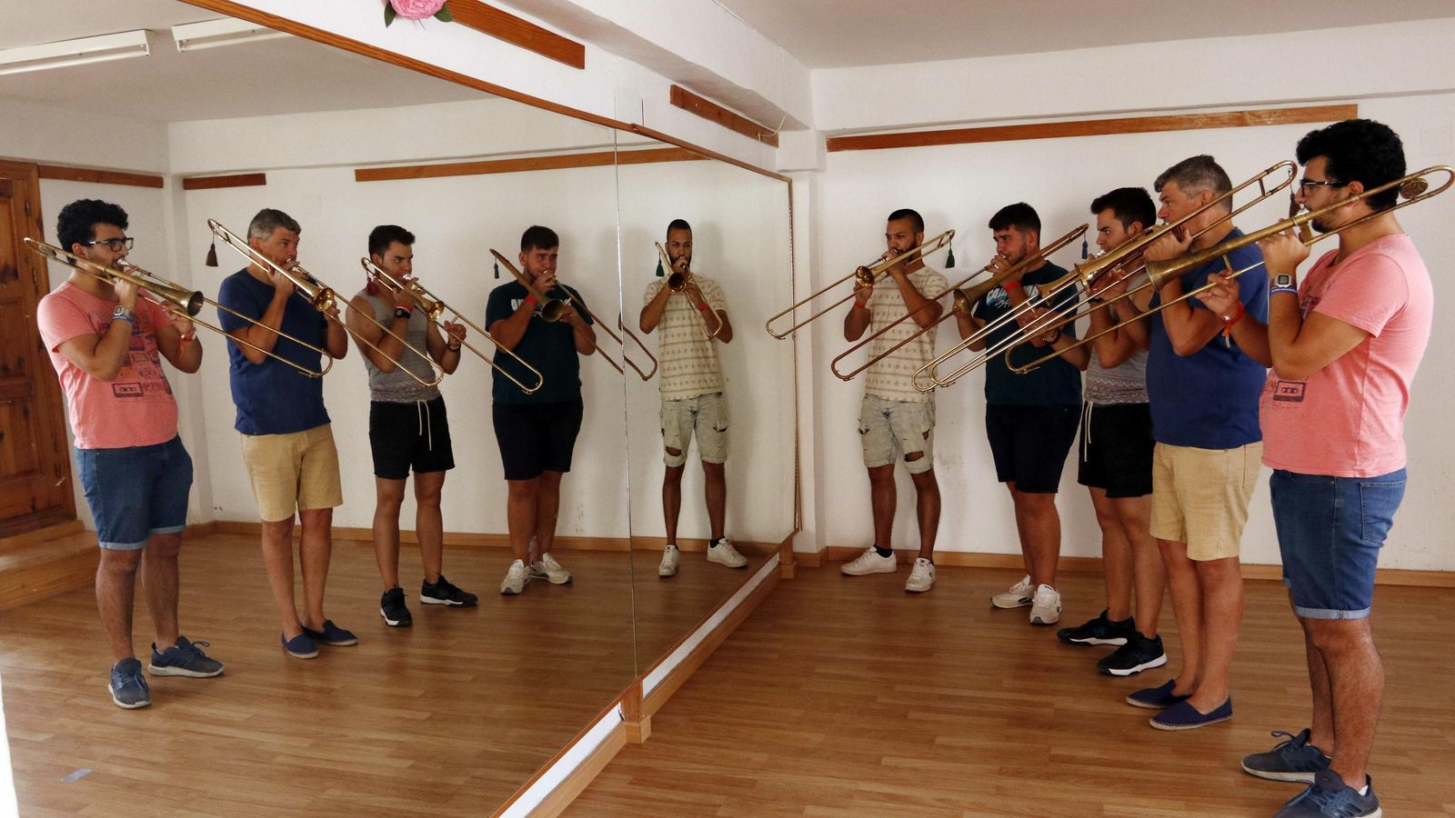 Los alumnos junto al docente del curso de Sacabuche y Ministriles.