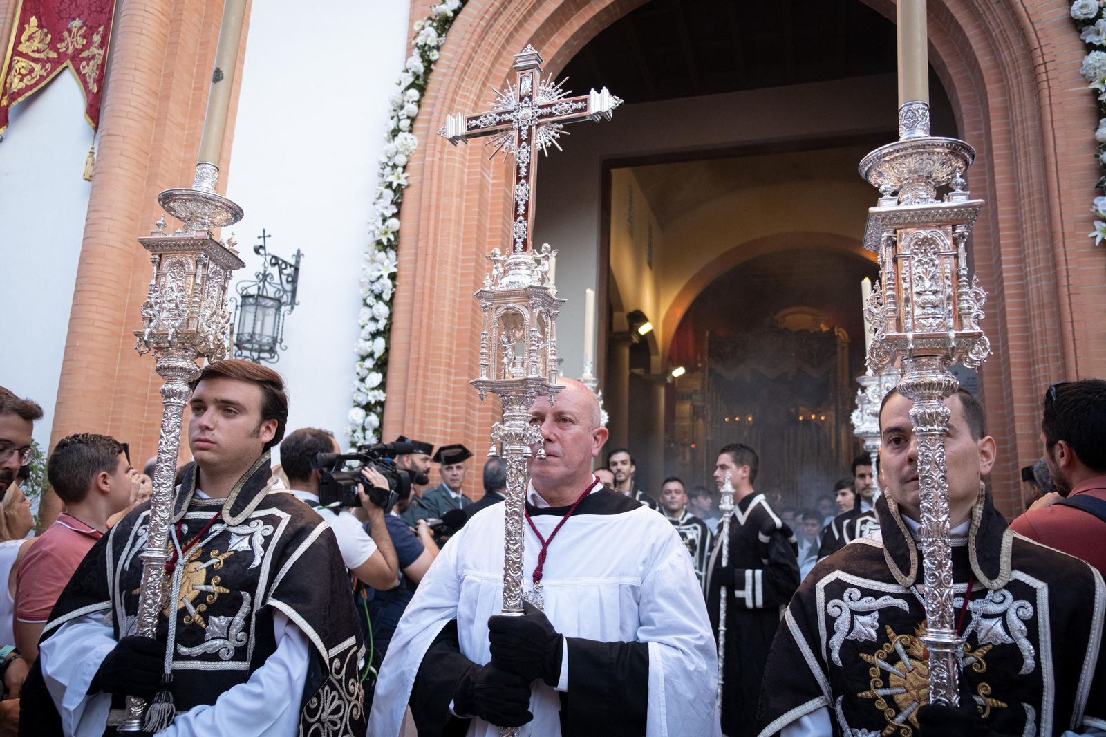 La procesión extraordinaria de la Virgen de los Dolores del Cerro del Águila, en imágenes