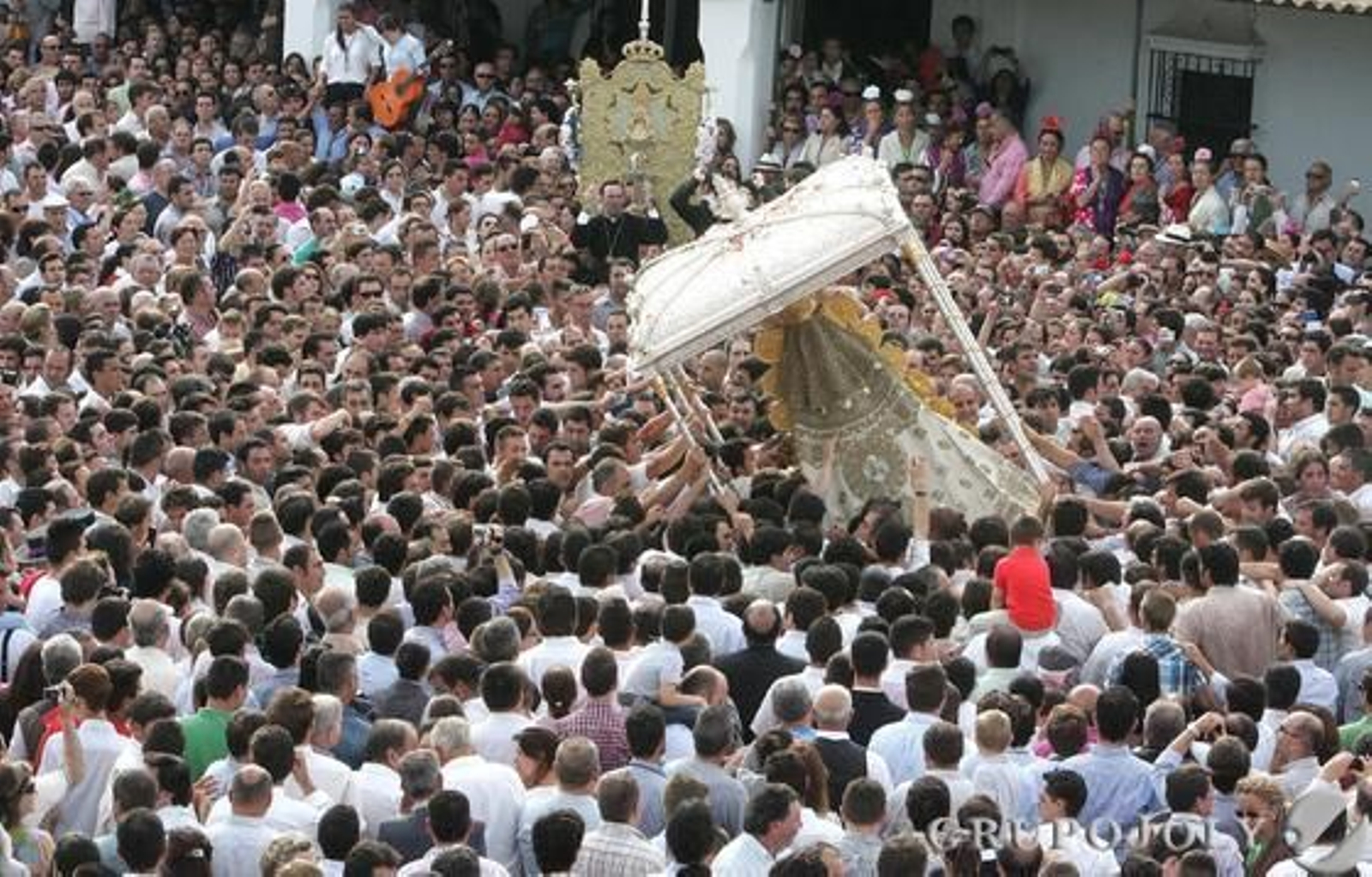 La Virgen totalmente inclinada ante el movimiento de la muchedumbre. 

Foto: Pascual