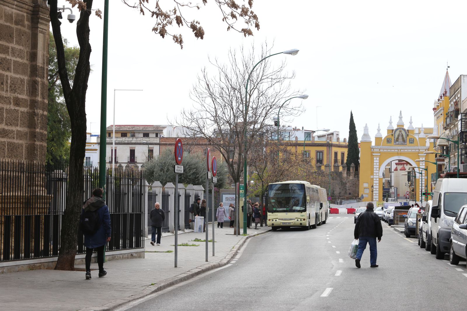 Salida del autobús de La Algaba en la calle Don Fadrique, con la Basílica de la Macarena al fondo.
