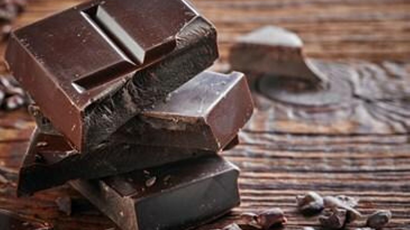 Comer chocolate negro antes de dormir libera serotonina.