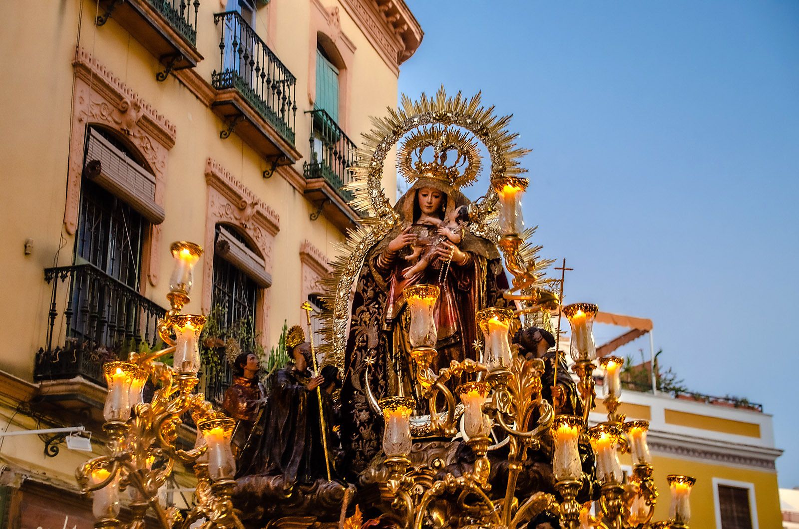 La Reina de Todos los Santos en su procesión de este domingo