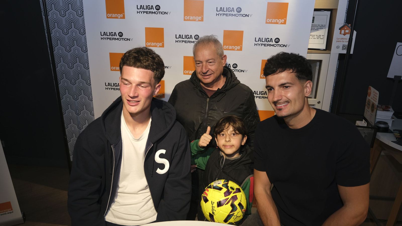 Búscate en las fotos de la firma de los jugadores de la U.D. Almería en la tienda Orange