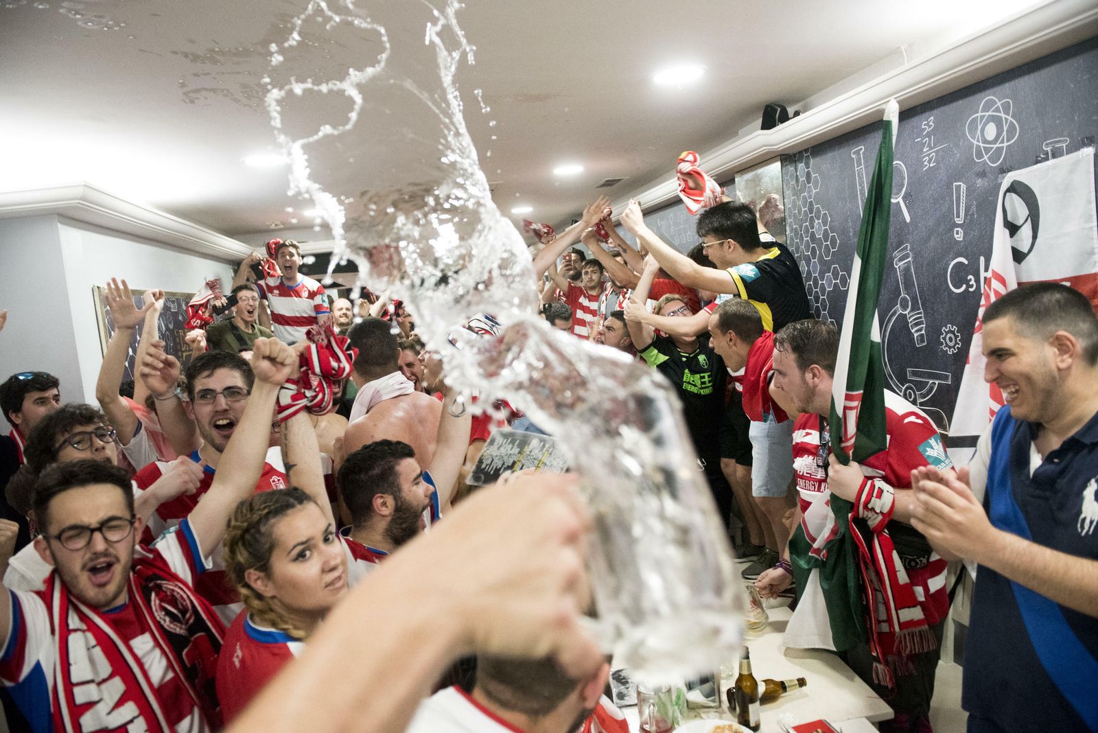 Celebración en un bar nada más conocerse la noticia del ascenso