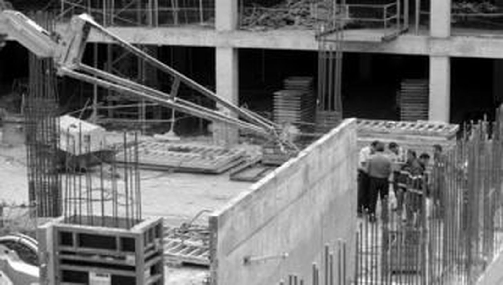 Agentes de la Guardia Civil y de la constructora realizan el primer análisis del entorno del accidente, ayer en Sotogrande.