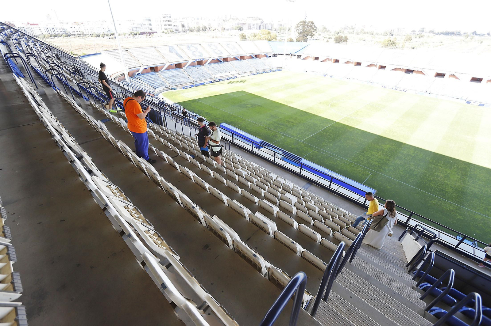 Los aficionados preparan el mosaico del partido del ascenso Recreativo de Huelva-Cacereño