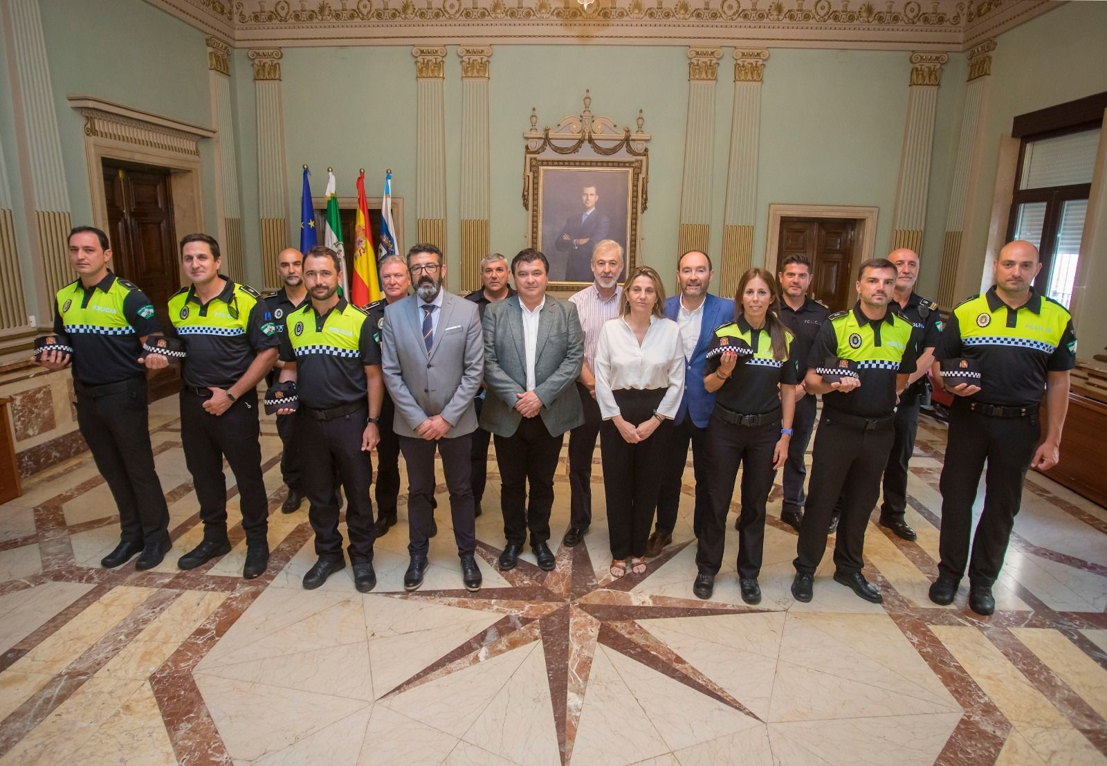 El alcalde, con los seis nuevos agentes que refuerzan la plantilla de la Policía Local.