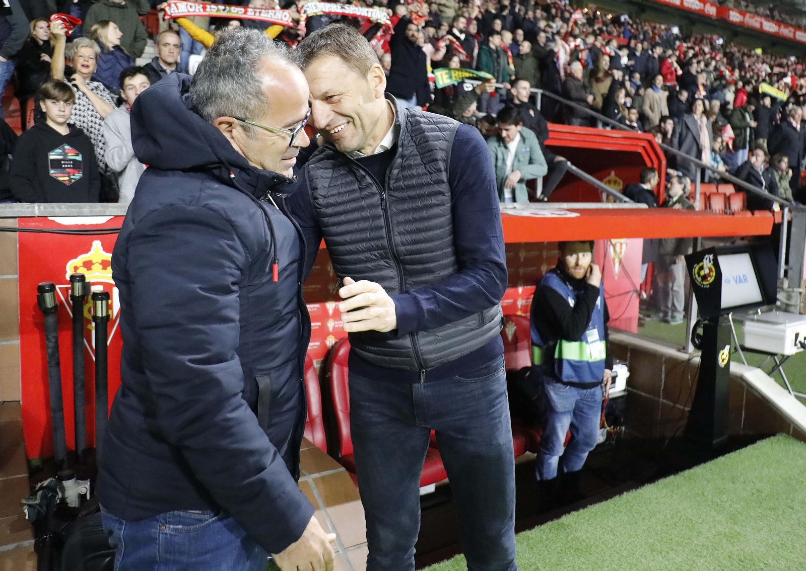 Álvaro Cervera y Miroslav Djukic se saludan antes del Sporting-Cádiz.