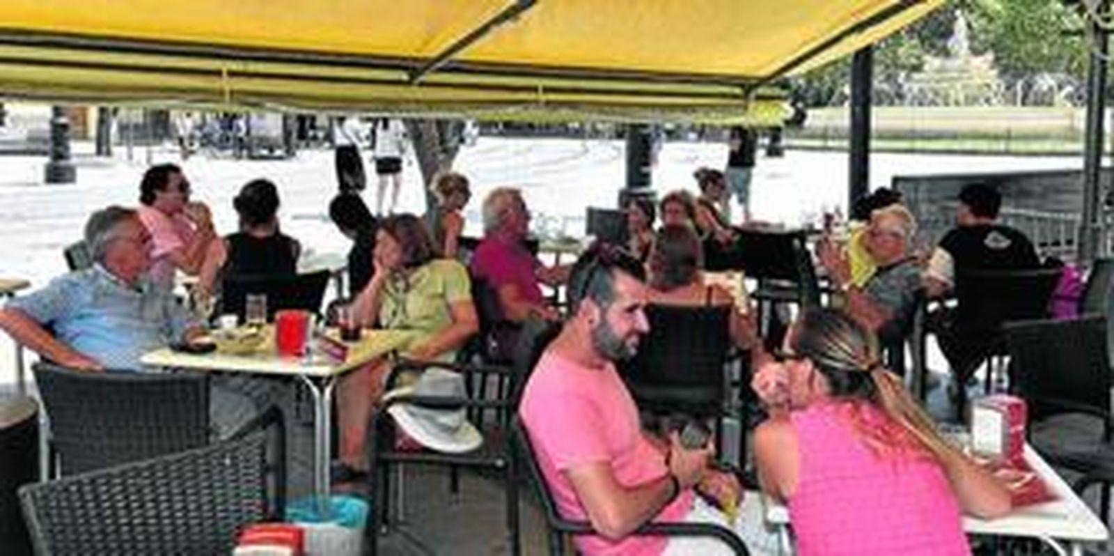 Las terrazas con toldos a dos aguas se han convertido en un reclamo de sevillanos y turistas en la Avenida de la Constitución.