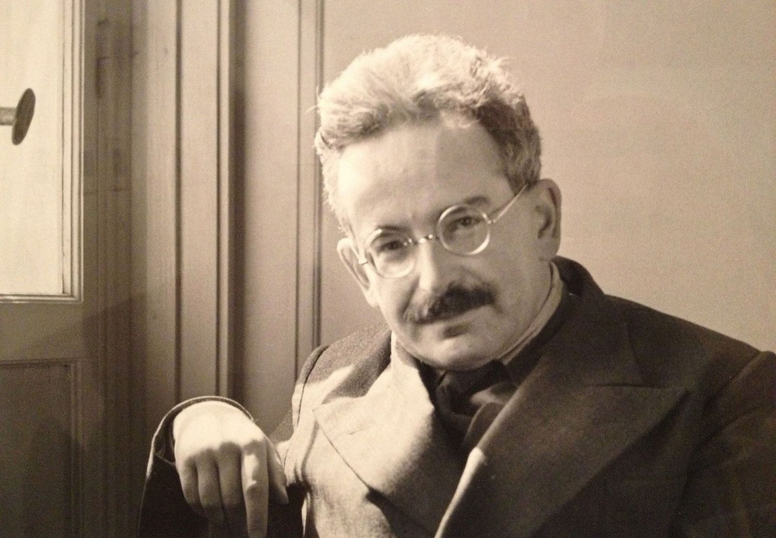 Walter Benjamin (1892-1940) fotografiado en París.