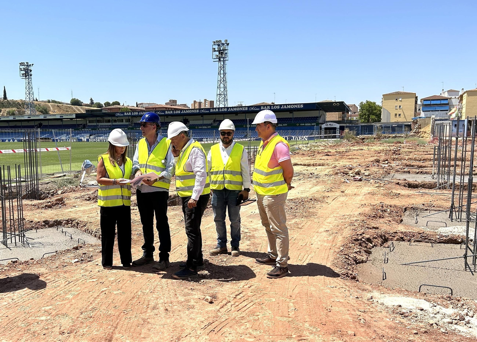 Los representantes municipales en su visita técnica al templo azulillo.