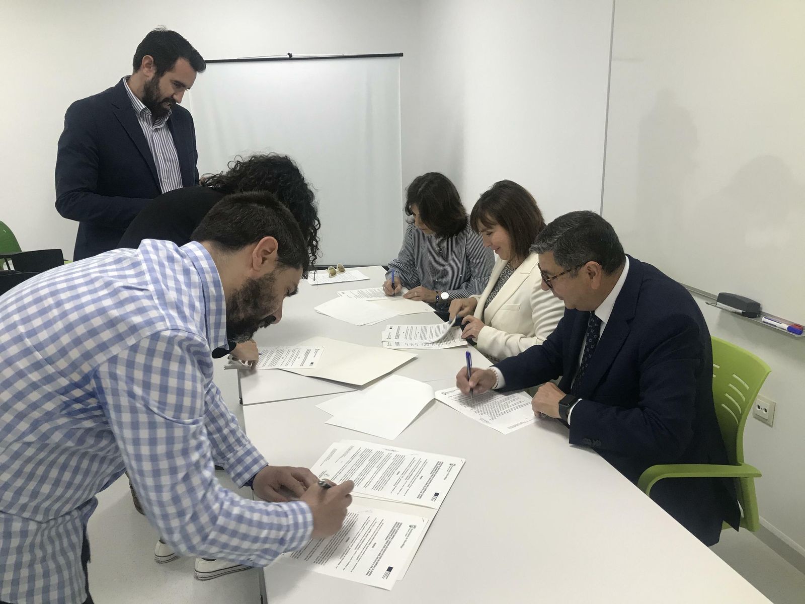 Firma del convenio entre los emprendedores y el alcalde, Antonio Moreno.