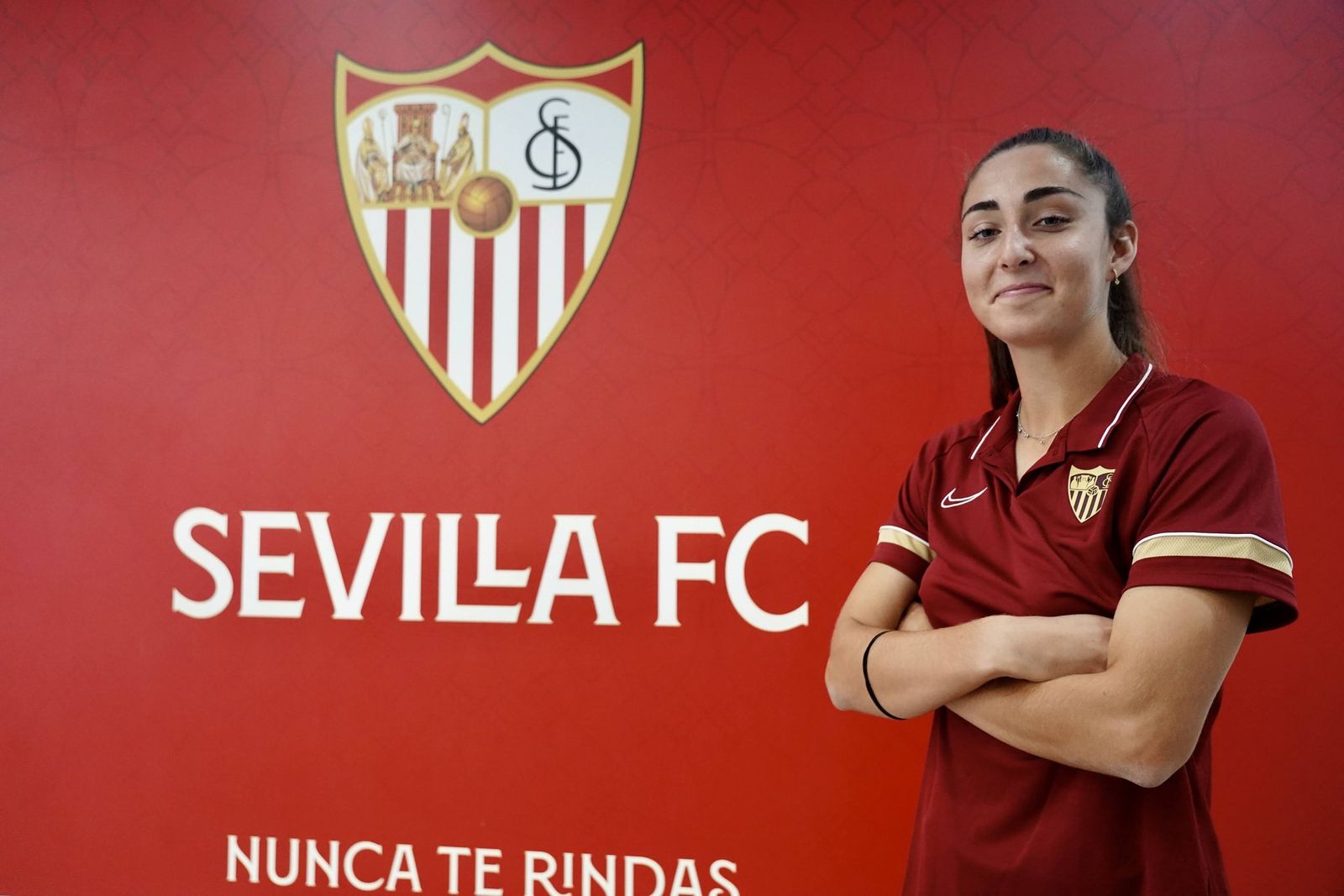 Ana Franco posa junto al escudo del Sevilla.